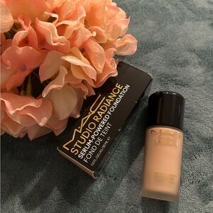 MAC Studio Radiance Serum‑Powered Foundation (NC10)